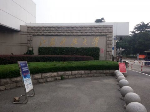 江蘇科技大學(xué)東校區(qū)羽毛球館木地板鋪